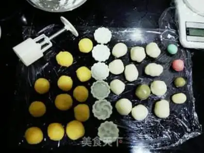 Make Rainbow milk, ice cream mooncake step 7