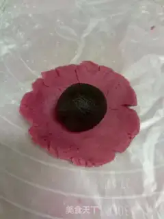 Make Flamingo ice cream mooncake step 10