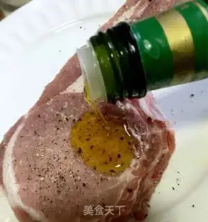 Make Fried ribbon pork chops step 1