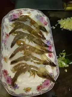 Make A fan of garlic shrimp step 1