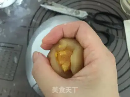 Make The egg yolk mooncake step 3