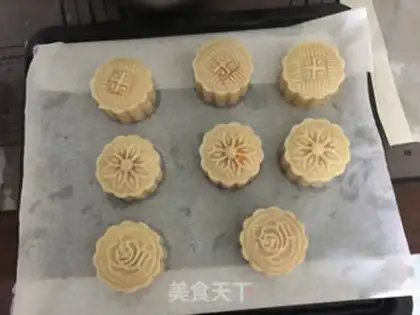 Make The egg yolk mooncake step 14