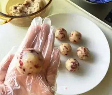 Make Chocolate coconut cranberry cheese mooncake step 4