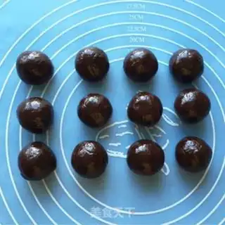 Make Chocolate coconut cranberry cheese mooncake step 8