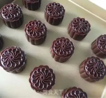 Make Chocolate coconut cranberry cheese mooncake step 11