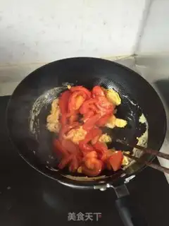 Make Tomato fried eggs step 2