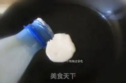 Make I used a bottle to make an eggcake step 2