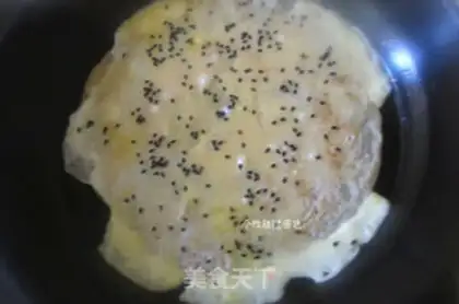 Make I used a bottle to make an eggcake step 4