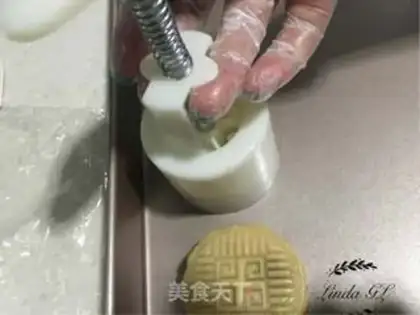 Make A wide veal beef mooncake step 15
