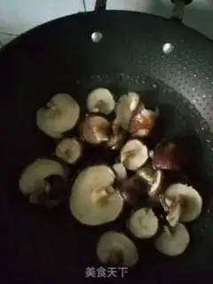 Make Noodle with mushroom sauce step 1