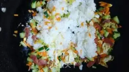 Make Five eggs of fried rice step 3