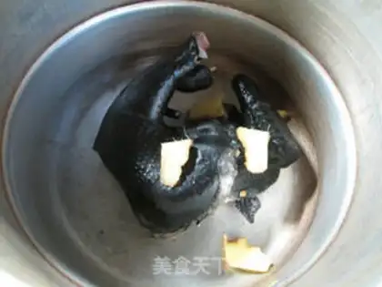 Make Monkey mushrooms, silver-eared chicken soup step 1