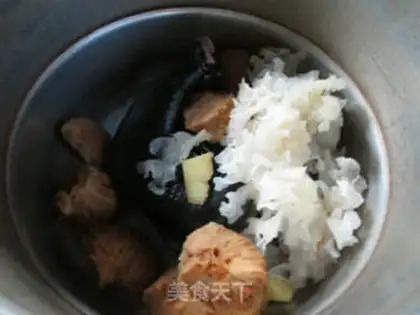 Make Monkey mushrooms, silver-eared chicken soup step 2