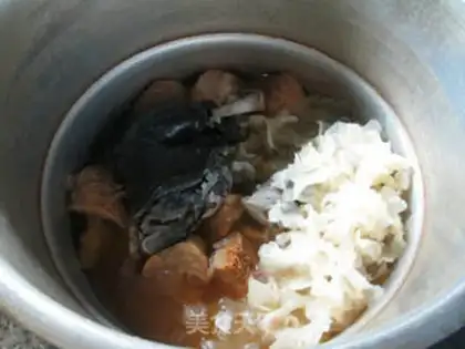 Make Monkey mushrooms, silver-eared chicken soup step 6