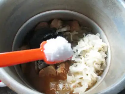 Make Monkey mushrooms, silver-eared chicken soup step 7