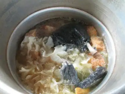Make Monkey mushrooms, silver-eared chicken soup step 8