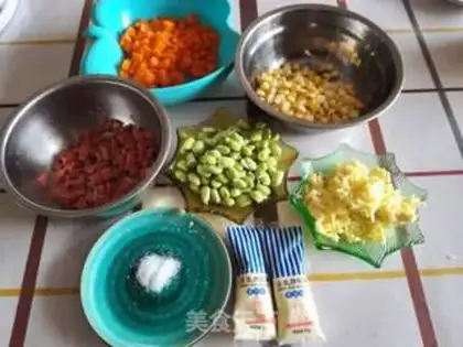 Make Mickey salad bread step 1