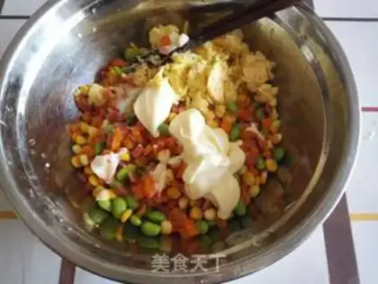 Make Mickey salad bread step 4
