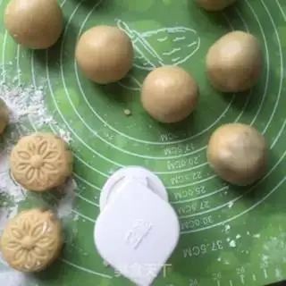 Make A simple wide-range mooncake approach step 7