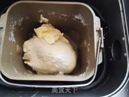 Make Mickey salad bread step 6