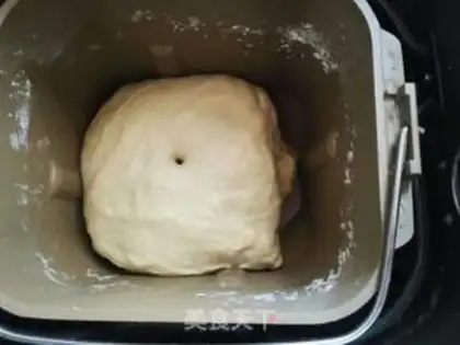 Make Mickey salad bread step 7