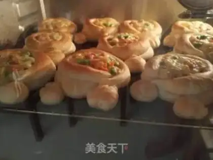 Make Mickey salad bread step 12