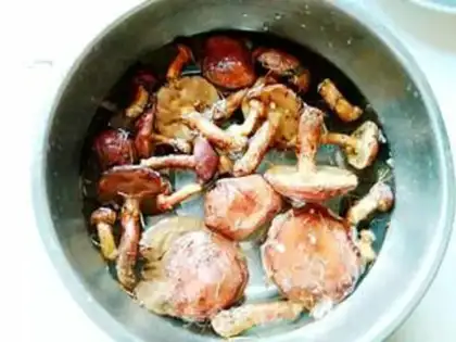 Make Clear the pine mushrooms step 4