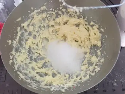 Make Cream-fruit cake step 3