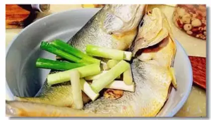 Make Dry-burned yellow fish step 1