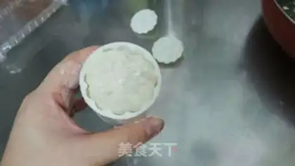 Make A bean-salt ice lunar pie step 10
