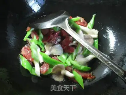 Make The pepper show, the mushrooms, the sausages step 3