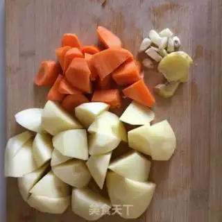 Make Curry potatoes, chicken legs step 1