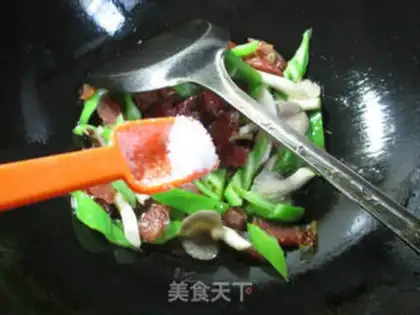 Make The pepper show, the mushrooms, the sausages step 5