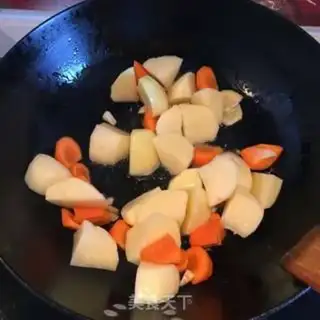 Make Curry potatoes, chicken legs step 2