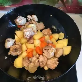 Make Curry potatoes, chicken legs step 3