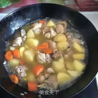 Make Curry potatoes, chicken legs step 4