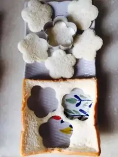 Make Flower toast burger step 5