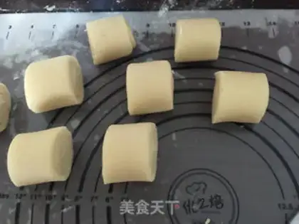 Make Squeeze meat mooncake step 12