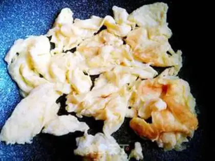 Make Tomato fried eggs step 7