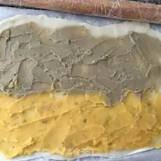 Make Two-colour rice rolls step 4