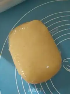 Make Red bean saline moon cake step 1