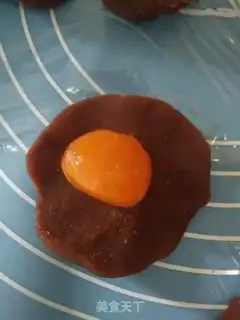 Make Red bean saline moon cake step 2