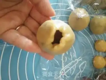 Make Red bean saline moon cake step 4