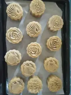 Make Red bean saline moon cake step 6