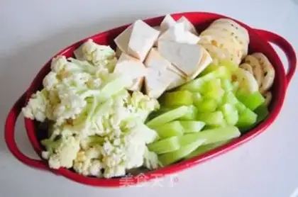 Make Three chickens in a dry pot step 1