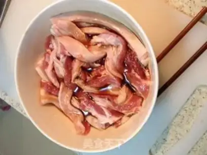 Make Five bouquets of gold and mushroom rolls step 1