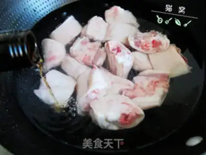Make Red burning pig hoof step 0