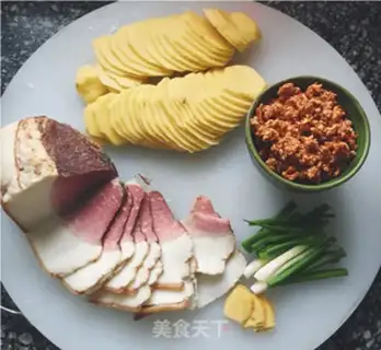 Make Sichuan pork with potatoes step 0