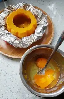 Make Eggs and seafood roasted sunmelon step 3