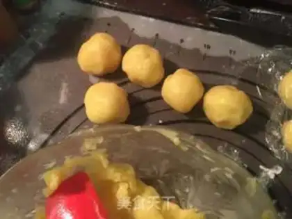 Make Hong Kong milk moon cake step 11
